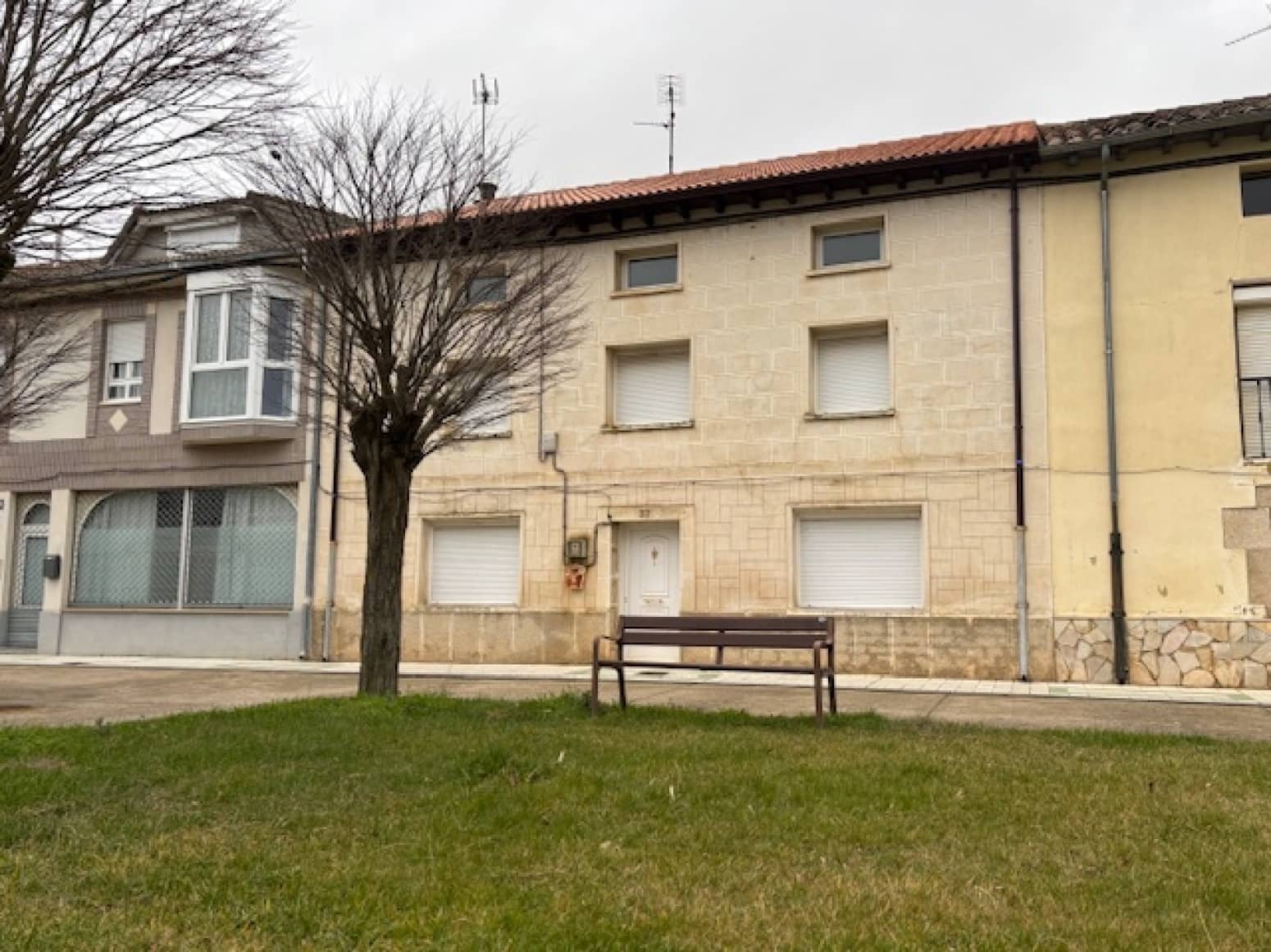 5 soveværelse Villa til salg i Alar del Rey med garage - € 220.000 (Ref: 9619053)