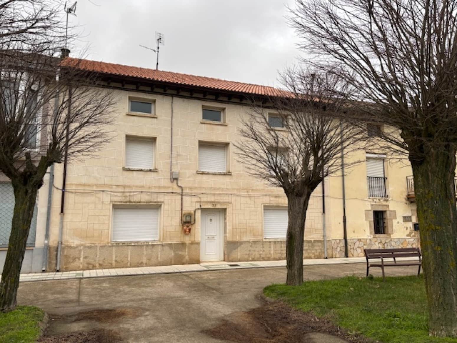 5 soveværelse Villa til salg i Alar del Rey med garage - € 220.000 (Ref: 9619053)