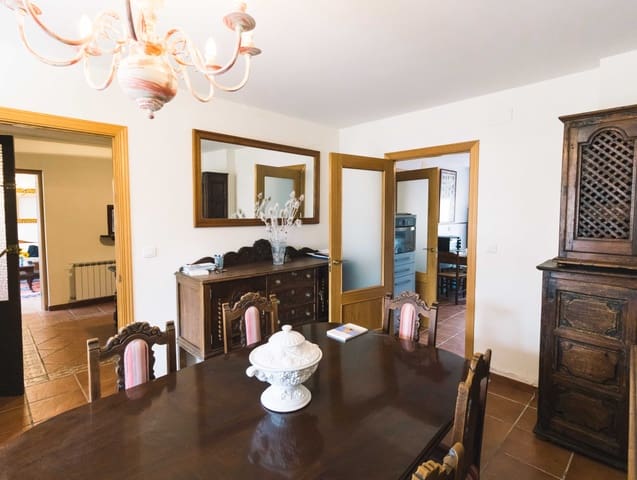 5 slaapkamer Villa te koop in Alar del Rey met garage - € 220.000 (Ref: 9619053)