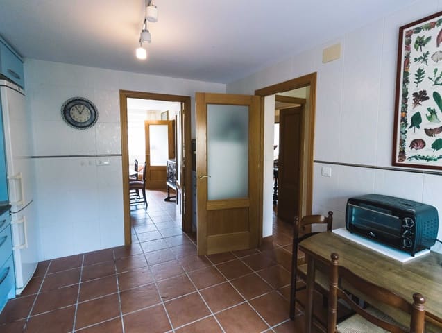 5 slaapkamer Villa te koop in Alar del Rey met garage - € 220.000 (Ref: 9619053)