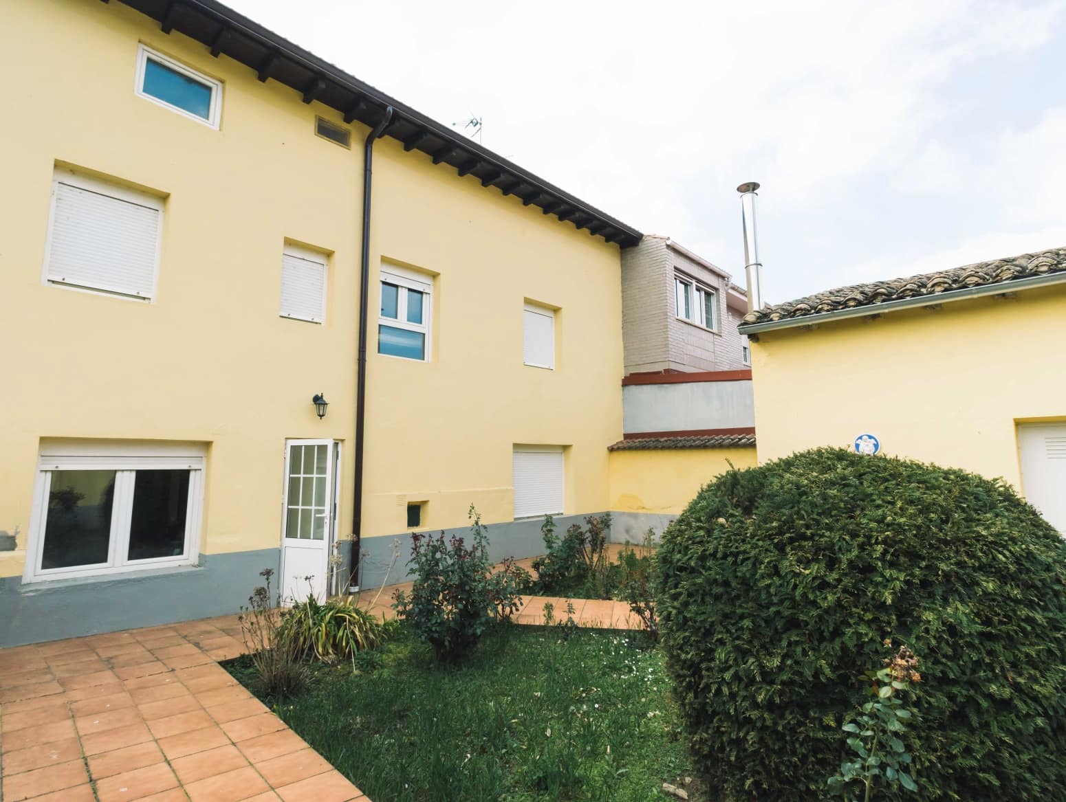 5 soveværelse Villa til salg i Alar del Rey med garage - € 220.000 (Ref: 9619053)