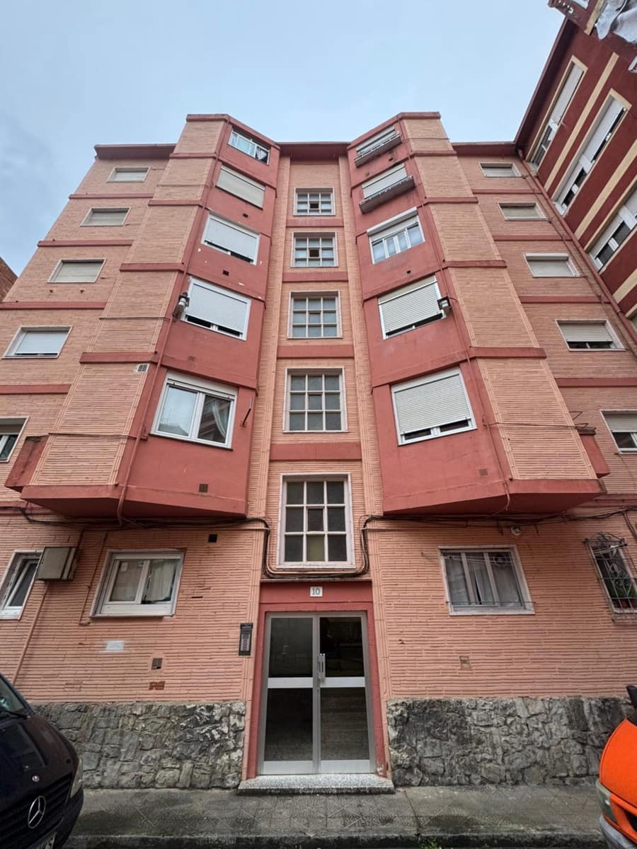 Piso de 3 habitaciones en Torrelavega en venta - 100.000 € (Ref: 9655761)