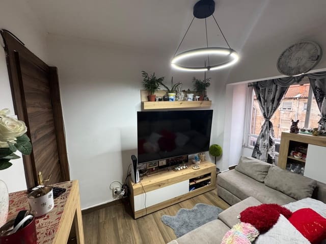 Piso de 3 habitaciones en Torrelavega en venta - 100.000 € (Ref: 9655761)