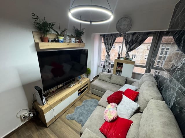 Piso de 3 habitaciones en Torrelavega en venta - 100.000 € (Ref: 9655761)