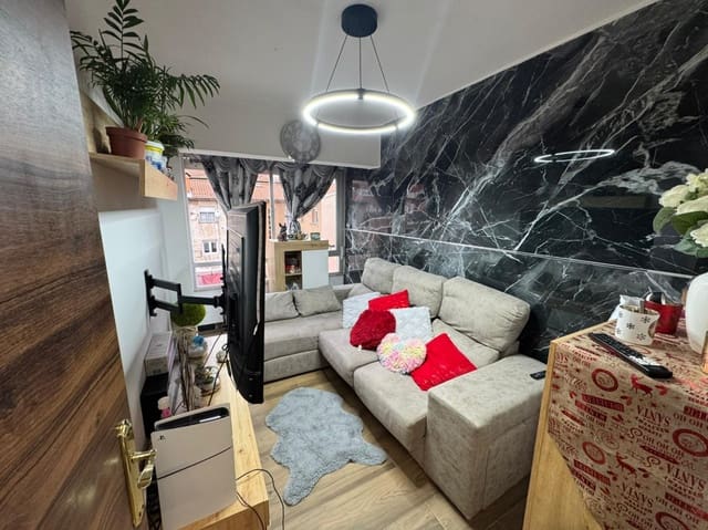 Piso de 3 habitaciones en Torrelavega en venta - 100.000 € (Ref: 9655761)