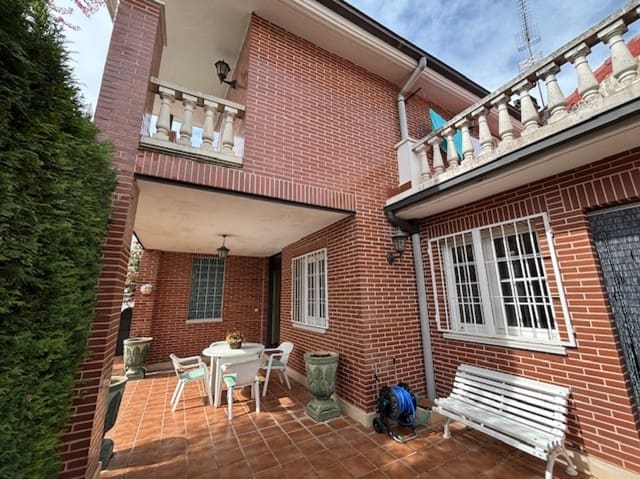 3 Zimmer Villa zu verkaufen in Prádanos de Ojeda mit Garage - 210.000 € (Ref: 9745237)