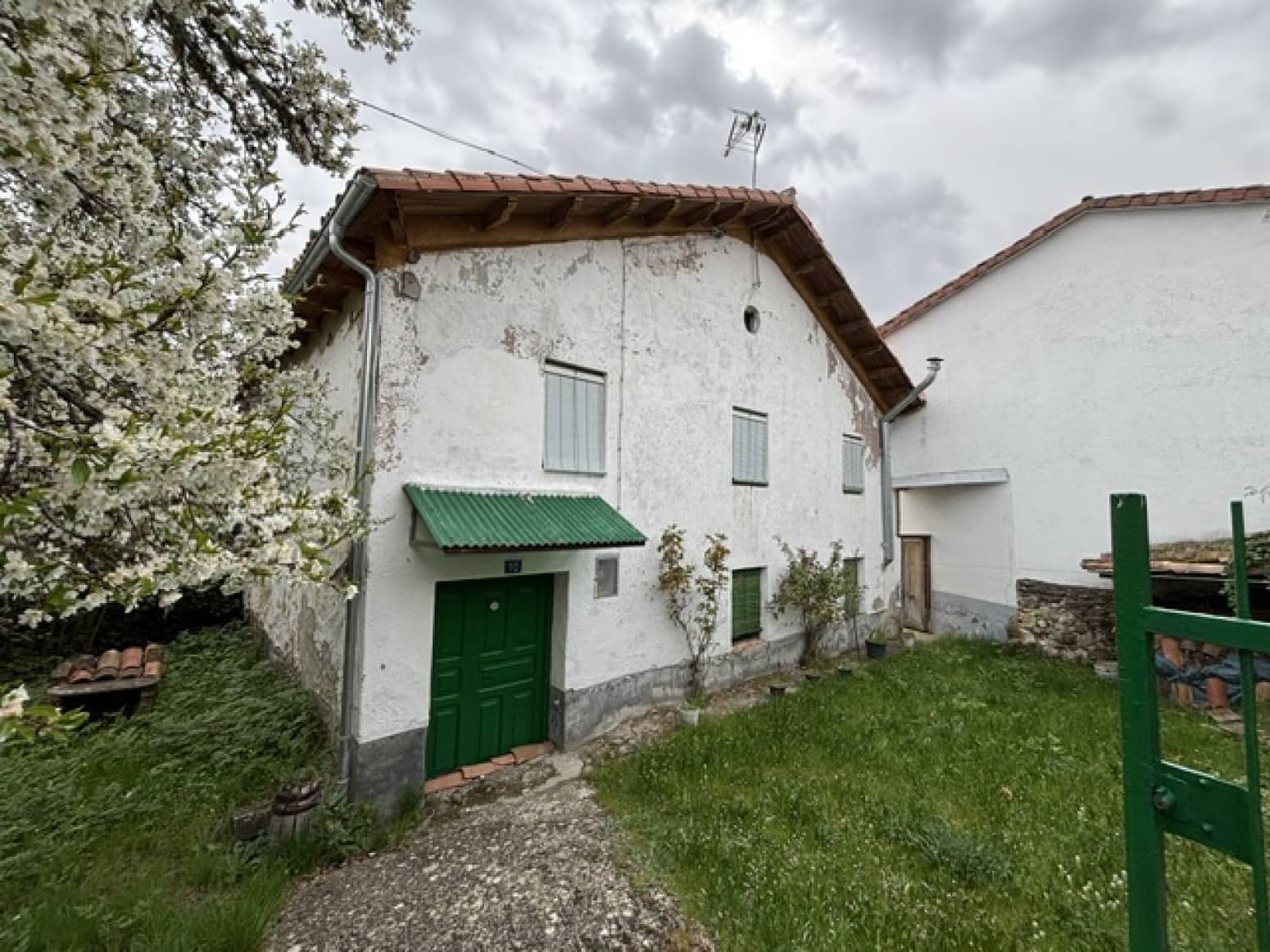6 bedroom Villa for sale in Santibanez de la Pena - € 40,000 (Ref: 9814280)