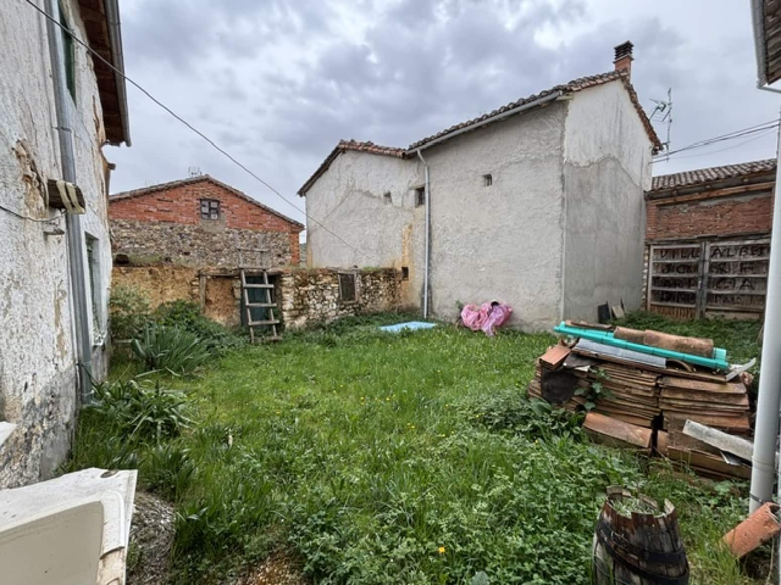 6 bedroom Villa for sale in Santibanez de la Pena - € 40,000 (Ref: 9814280)