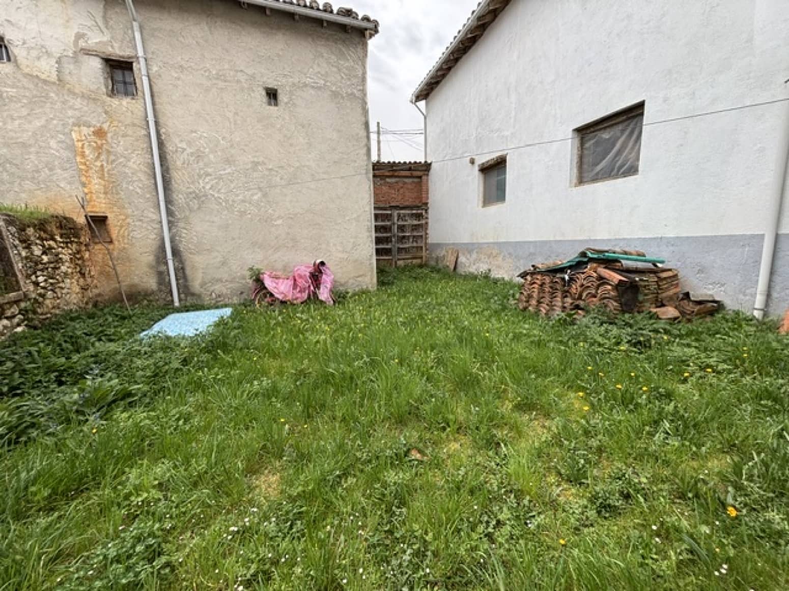 6 bedroom Villa for sale in Santibanez de la Pena - € 40,000 (Ref: 9814280)