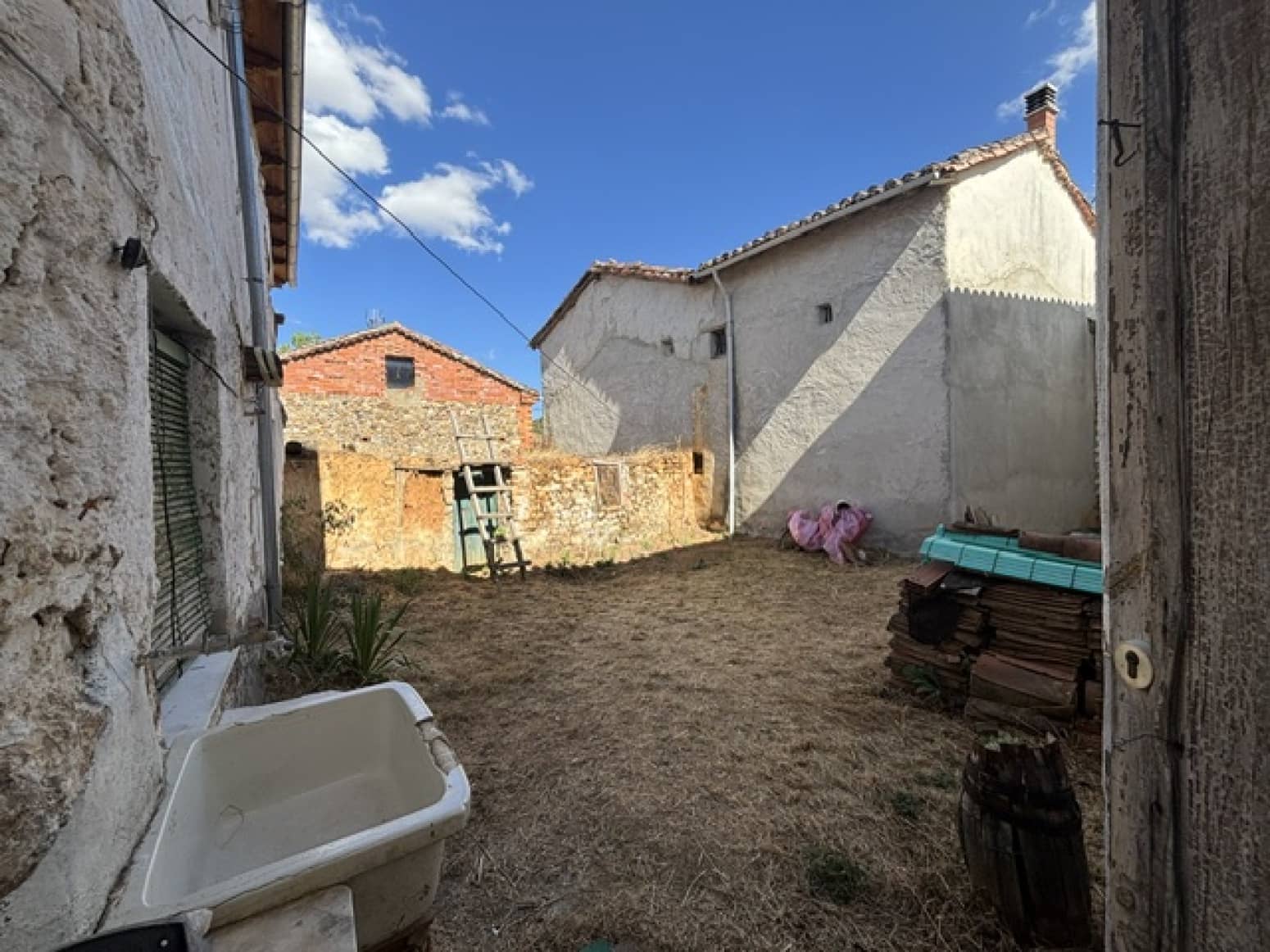 6 bedroom Villa for sale in Santibanez de la Pena - € 40,000 (Ref: 9814280)