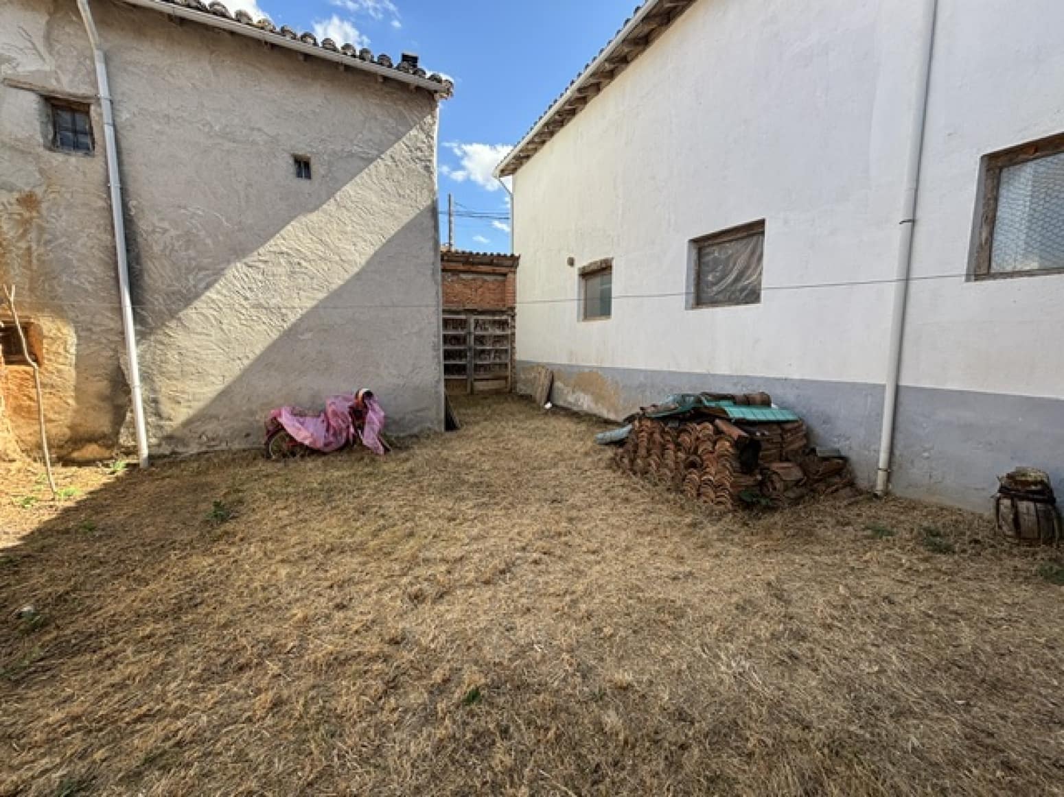 6 bedroom Villa for sale in Santibanez de la Pena - € 40,000 (Ref: 9814280)