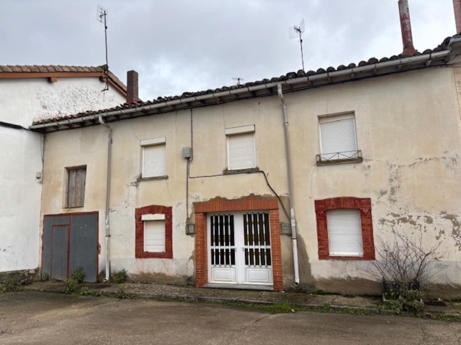 Villa for sale in Alar del Rey - € 15,000 (Ref: 9838992)