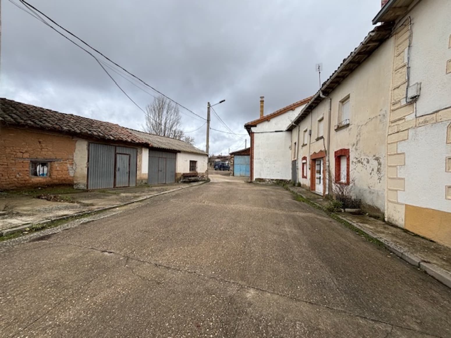 Villa for sale in Alar del Rey - € 15,000 (Ref: 9838992)
