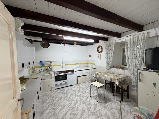 Villa til salgs i Alar del Rey med garasje - € 35 000 (Ref: 9838992)