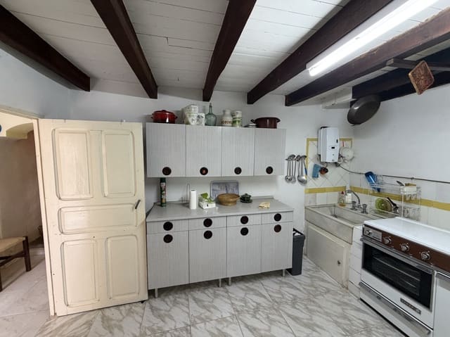 Villa til salgs i Alar del Rey med garasje - € 35 000 (Ref: 9838992)