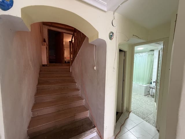 Villa til salgs i Alar del Rey med garasje - € 35 000 (Ref: 9838992)