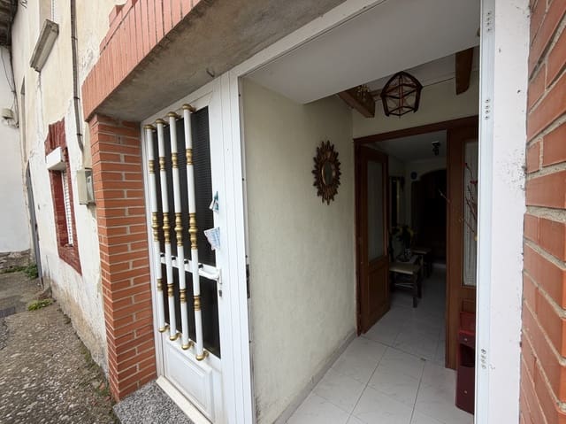 Villa til salgs i Alar del Rey med garasje - € 35 000 (Ref: 9838992)