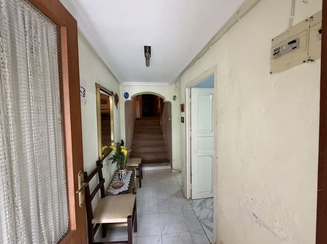 Villa til salgs i Alar del Rey med garasje - € 35 000 (Ref: 9838992)