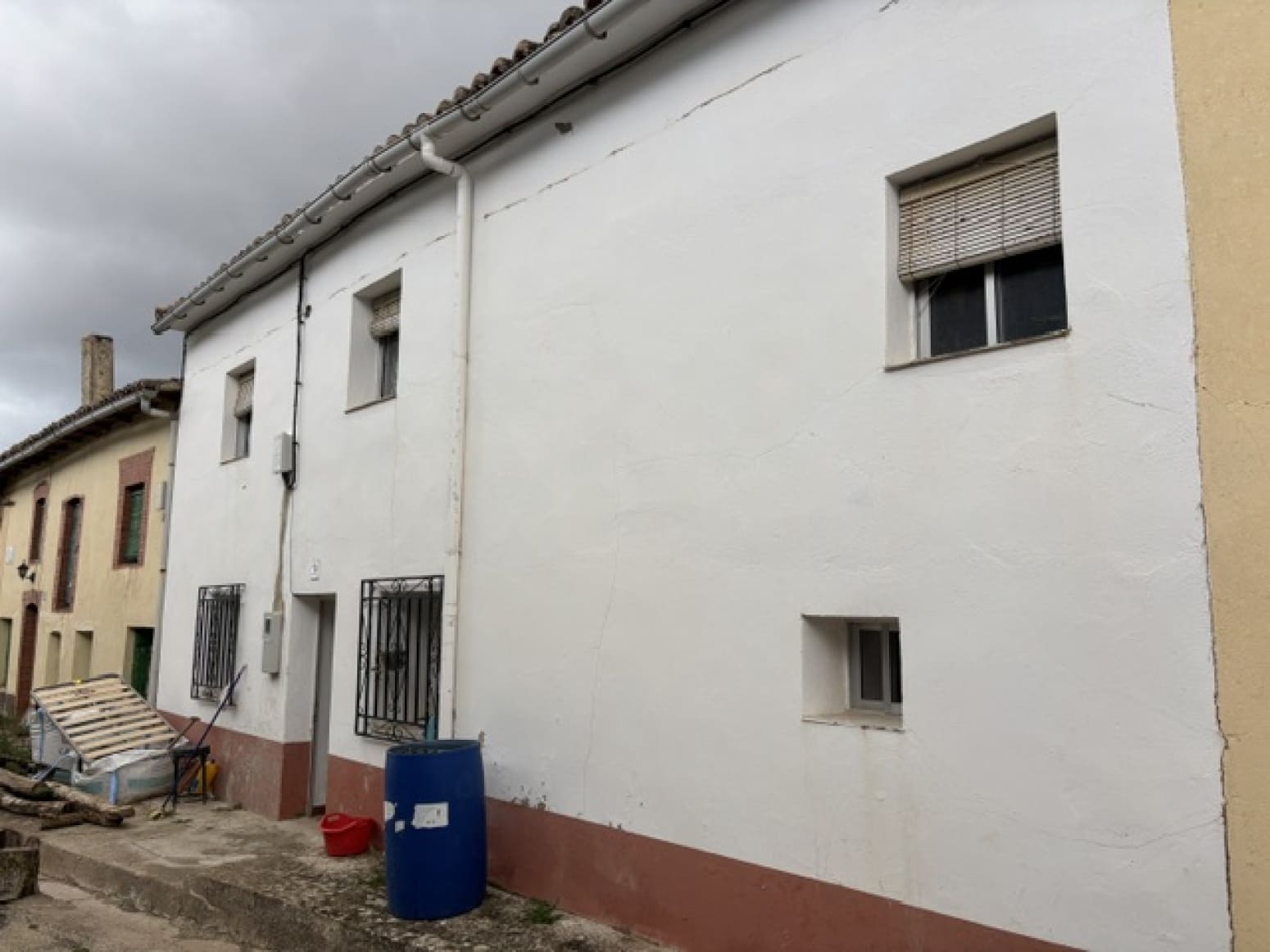 4 bedroom Villa for sale in Sotresgudo - € 29,000 (Ref: 9838994)