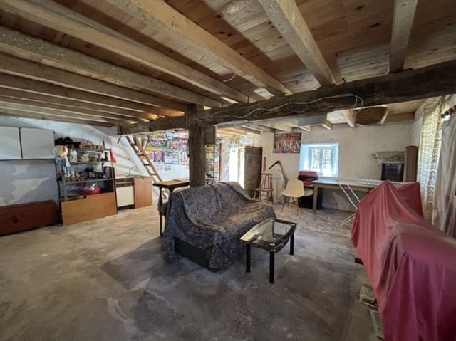 2 slaapkamer Villa te koop in Aguilar de Campoo met garage - € 60.000 (Ref: 9880682)