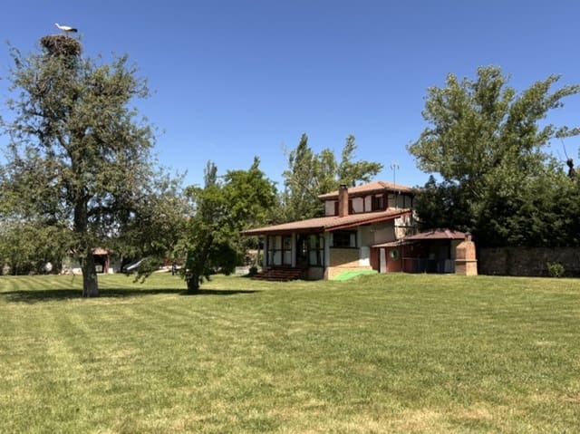 2 slaapkamer Villa te koop in Aguilar de Campoo met garage - € 135.000 (Ref: 9888710)
