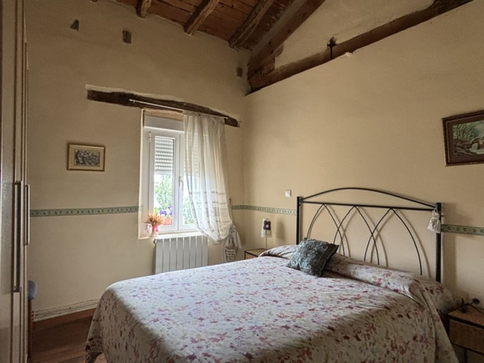 Chalet de 4 habitaciones en Valle de Valdelucio en venta - 230.000 € (Ref: 9915341)