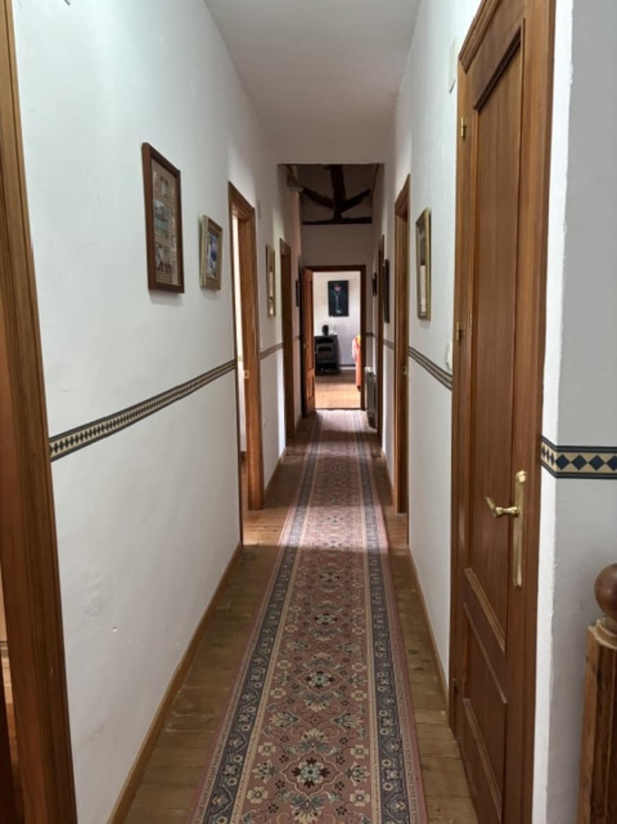 Chalet de 4 habitaciones en Valle de Valdelucio en venta - 230.000 € (Ref: 9915341)