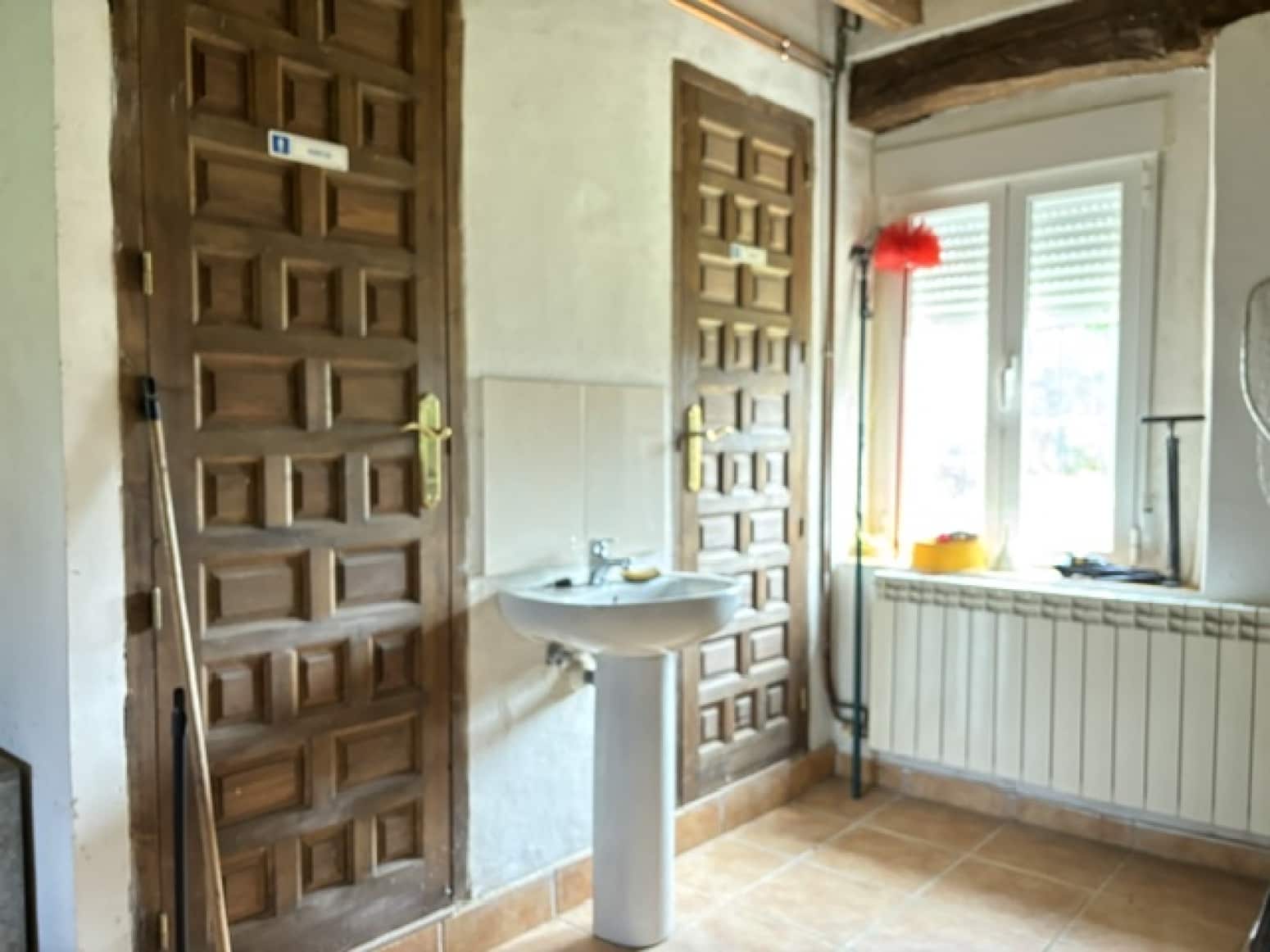 Chalet de 4 habitaciones en Valle de Valdelucio en venta - 230.000 € (Ref: 9915341)