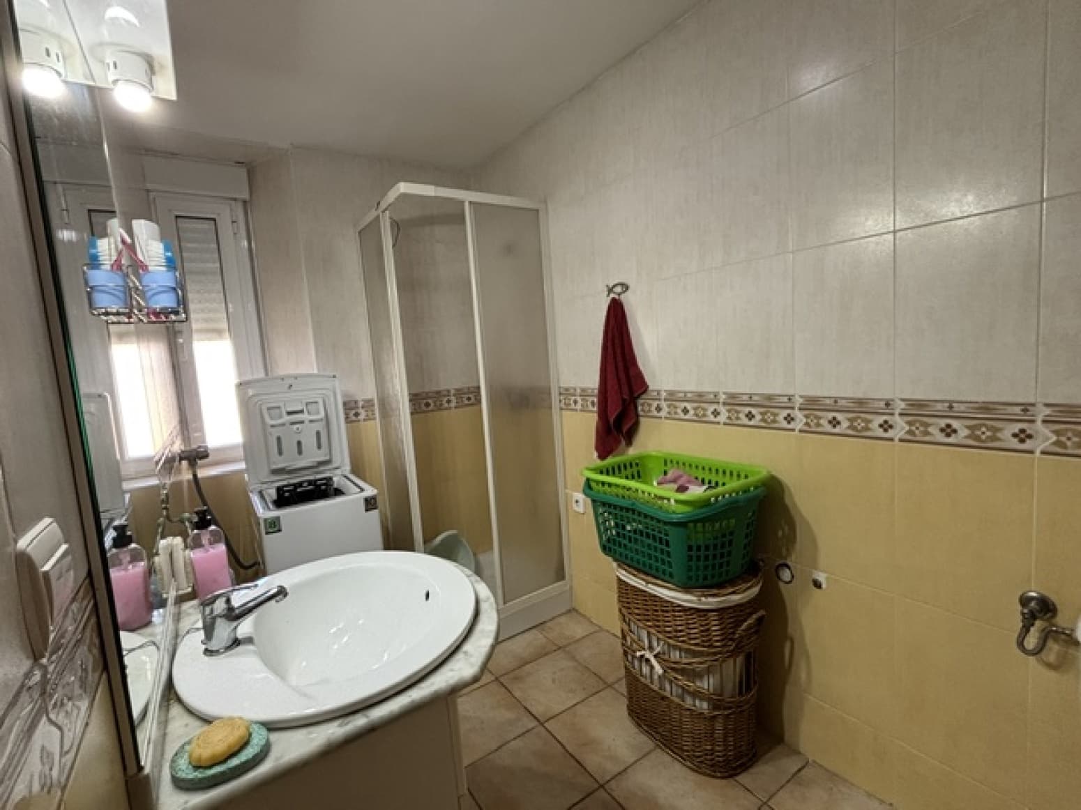 Chalet de 4 habitaciones en Valle de Valdelucio en venta - 230.000 € (Ref: 9915341)