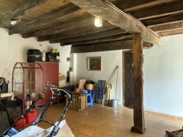 Chalet de 4 habitaciones en Valle de Valdelucio en venta - 230.000 € (Ref: 9915341)