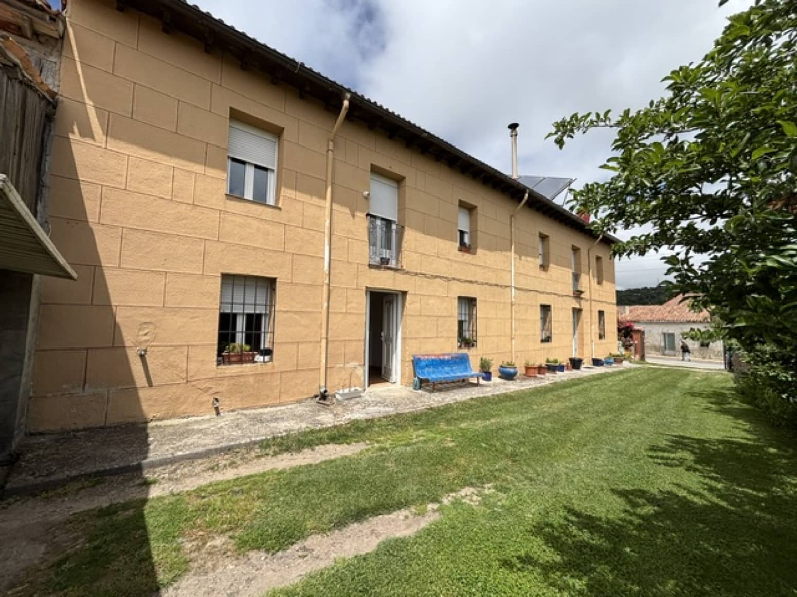 Chalet de 4 habitaciones en Valle de Valdelucio en venta - 230.000 € (Ref: 9915341)