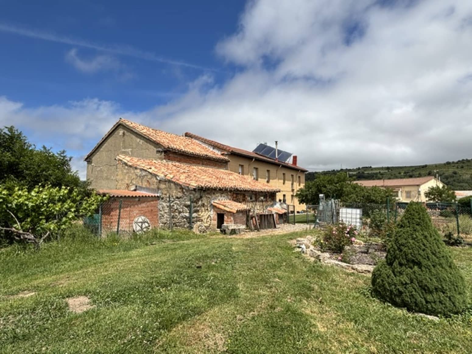 Chalet de 4 habitaciones en Valle de Valdelucio en venta - 230.000 € (Ref: 9915341)