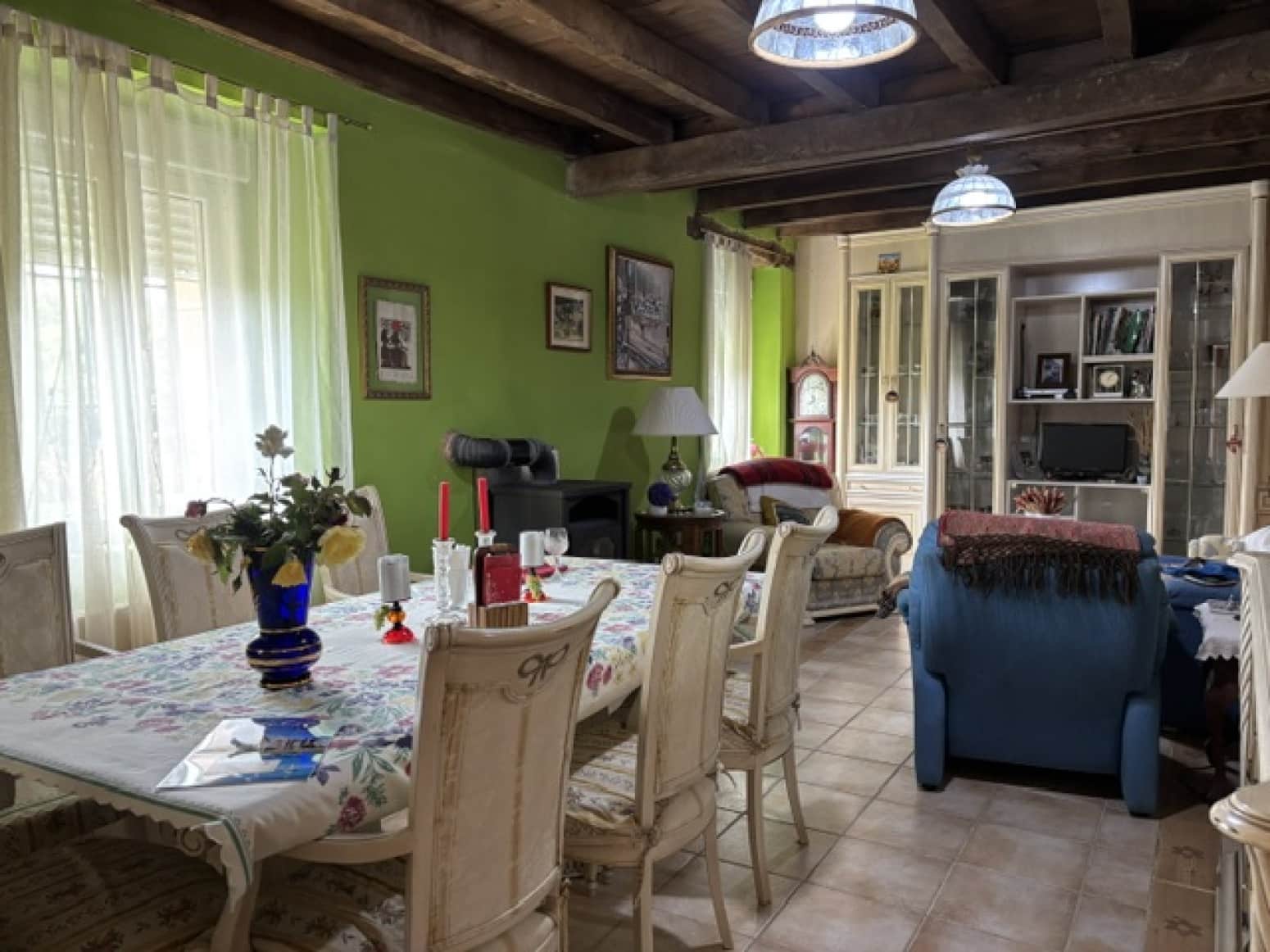 Chalet de 4 habitaciones en Valle de Valdelucio en venta - 230.000 € (Ref: 9915341)