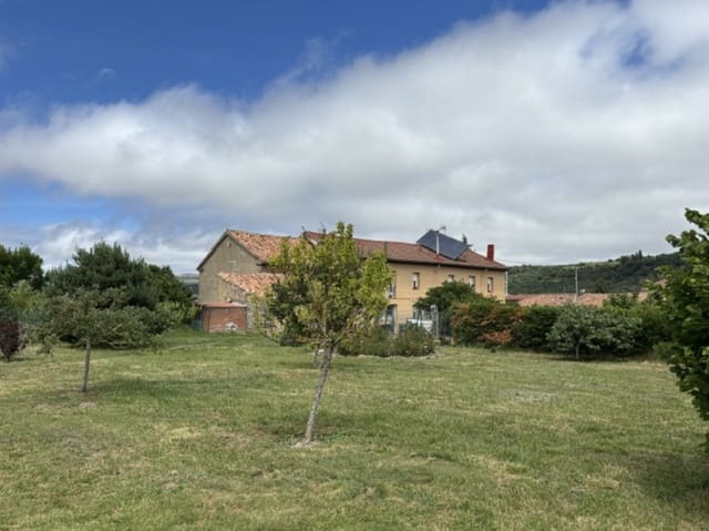 Chalet de 4 habitaciones en Valle de Valdelucio en venta - 230.000 € (Ref: 9915341)