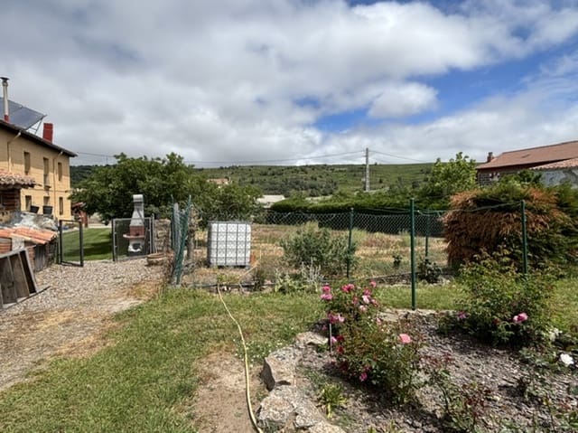 Chalet de 4 habitaciones en Valle de Valdelucio en venta - 230.000 € (Ref: 9915341)