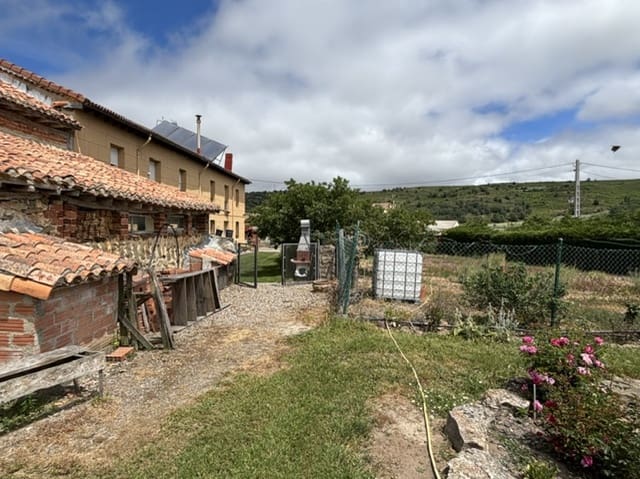 Chalet de 4 habitaciones en Valle de Valdelucio en venta - 230.000 € (Ref: 9915341)