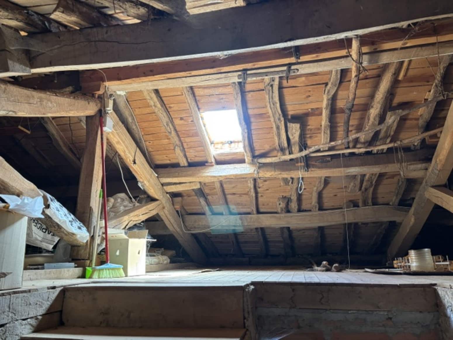Chalet de 4 habitaciones en Valle de Valdelucio en venta - 230.000 € (Ref: 9915341)