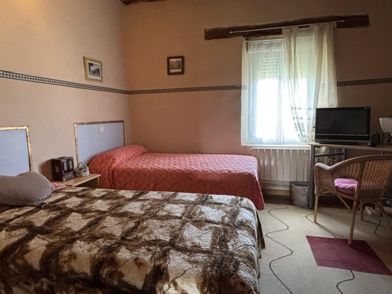 Chalet de 4 habitaciones en Valle de Valdelucio en venta - 230.000 € (Ref: 9915341)