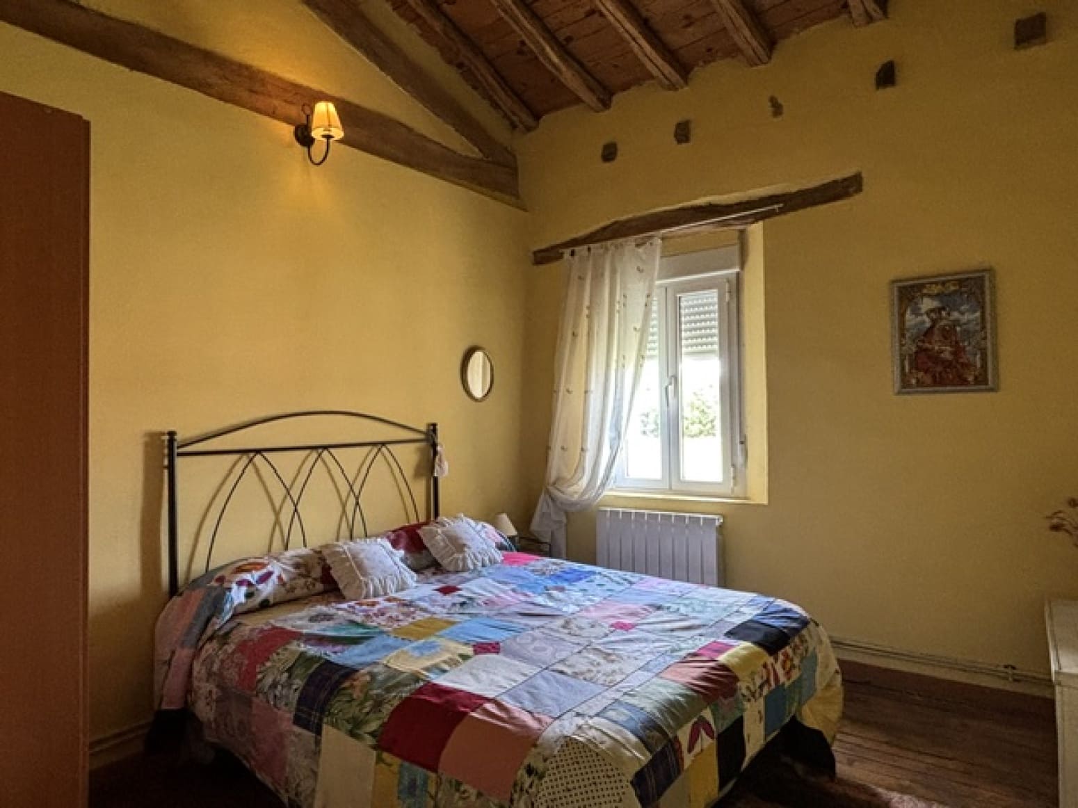Chalet de 4 habitaciones en Valle de Valdelucio en venta - 230.000 € (Ref: 9915341)