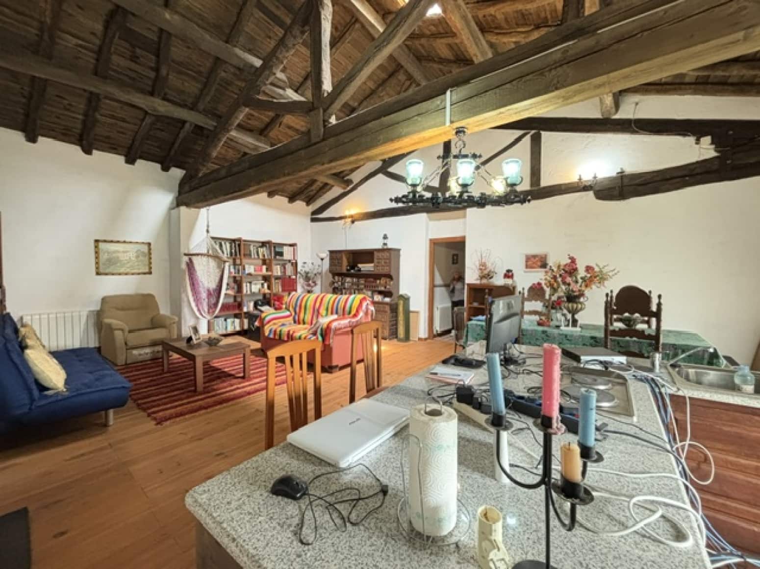 Chalet de 4 habitaciones en Valle de Valdelucio en venta - 230.000 € (Ref: 9915341)