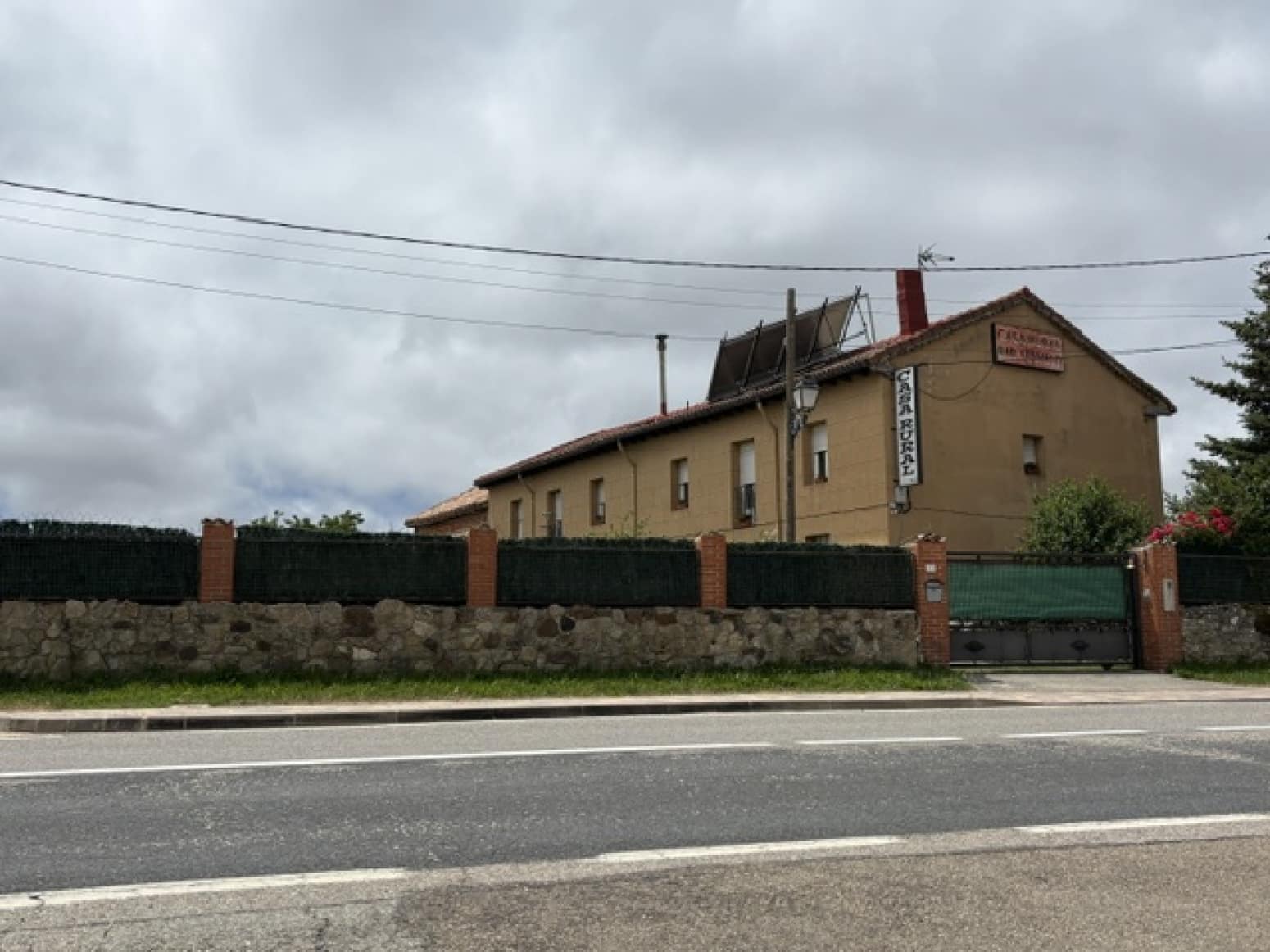 Chalet de 4 habitaciones en Valle de Valdelucio en venta - 230.000 € (Ref: 9915341)
