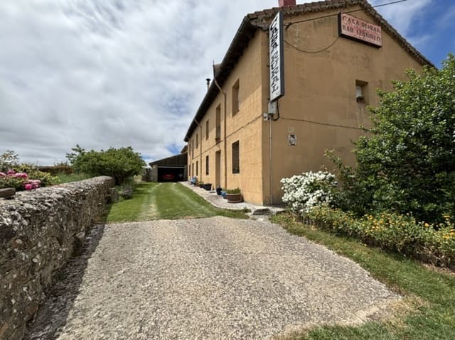 Chalet de 4 habitaciones en Valle de Valdelucio en venta - 230.000 € (Ref: 9915341)