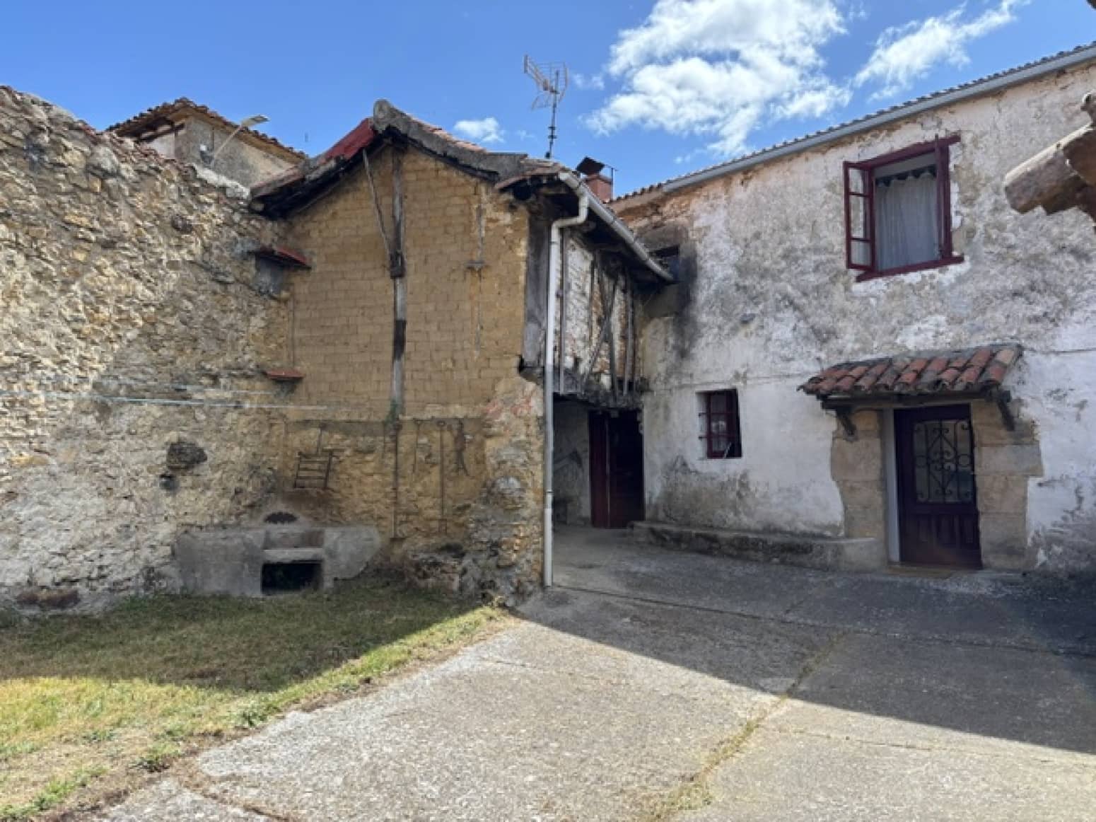 4 bedroom Villa for sale in Pomar de Valdivia - € 75,000 (Ref: 9915342)