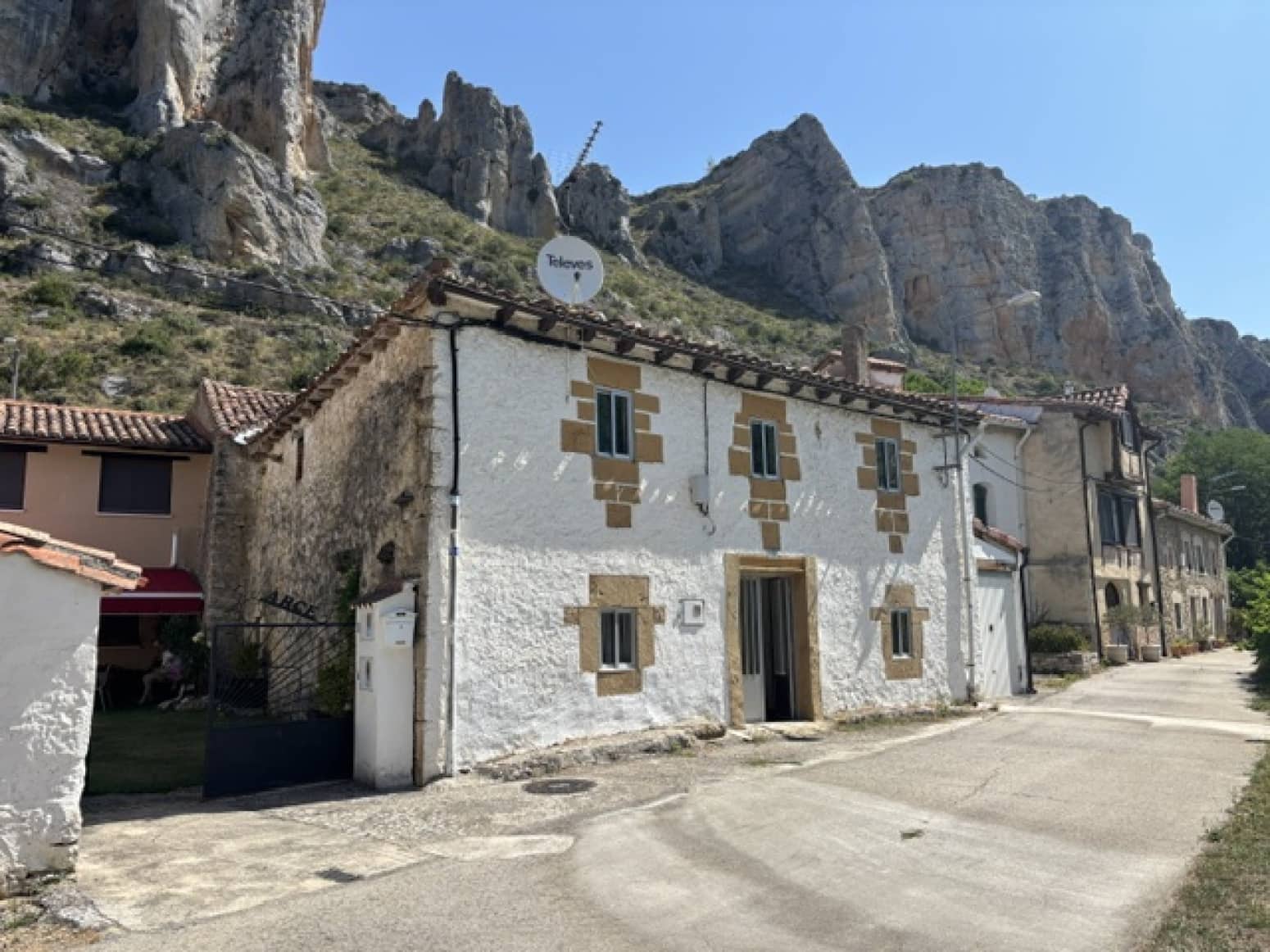 3 bedroom Villa for sale in Basconcillos del Tozo with garage - € 25,000 (Ref: 9967292)