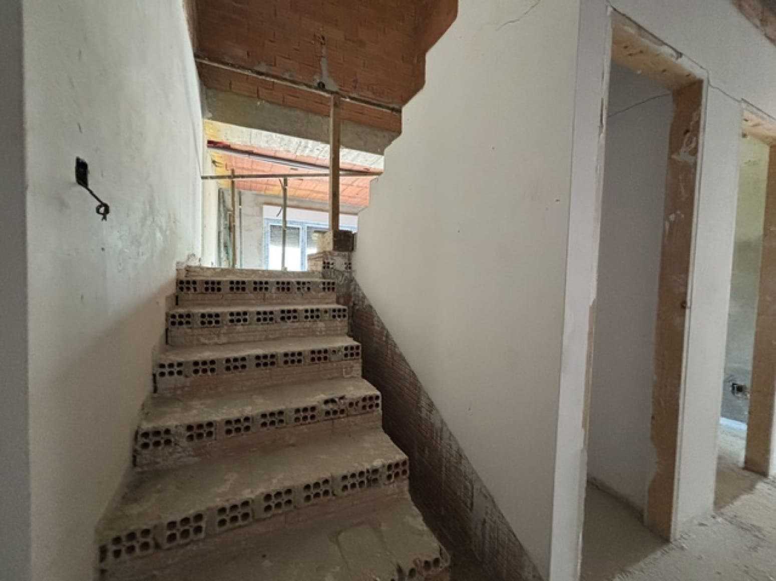 Chalet de 4 habitaciones en Valle de Valdelucio en venta con garaje - 110.000 € (Ref: 9978431)