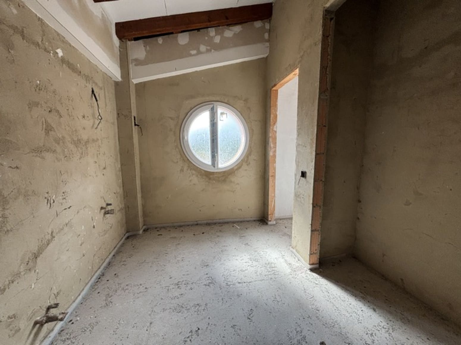 Chalet de 4 habitaciones en Valle de Valdelucio en venta con garaje - 110.000 € (Ref: 9978431)