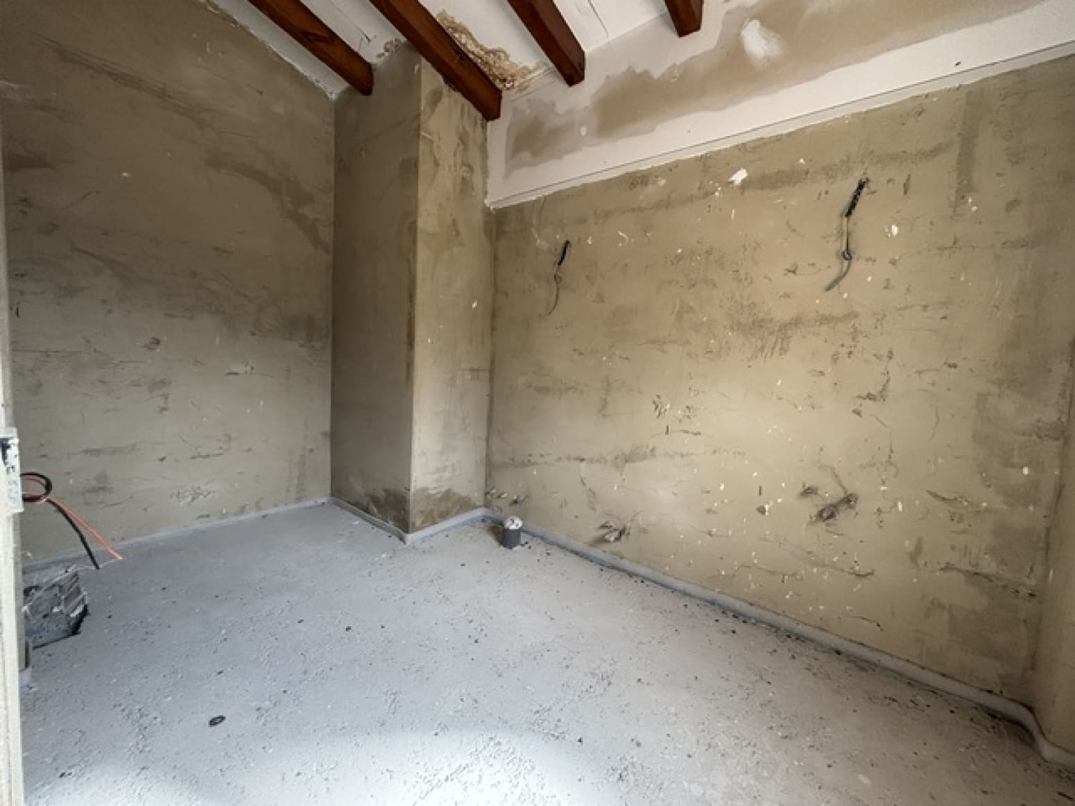 Chalet de 4 habitaciones en Valle de Valdelucio en venta con garaje - 110.000 € (Ref: 9978431)
