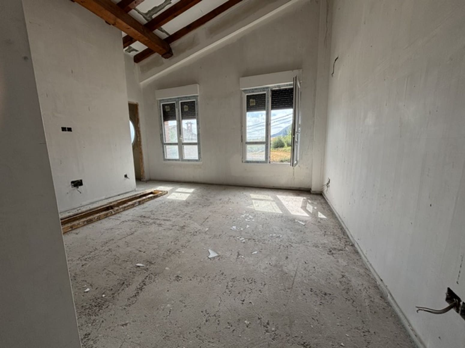 Chalet de 4 habitaciones en Valle de Valdelucio en venta con garaje - 110.000 € (Ref: 9978431)