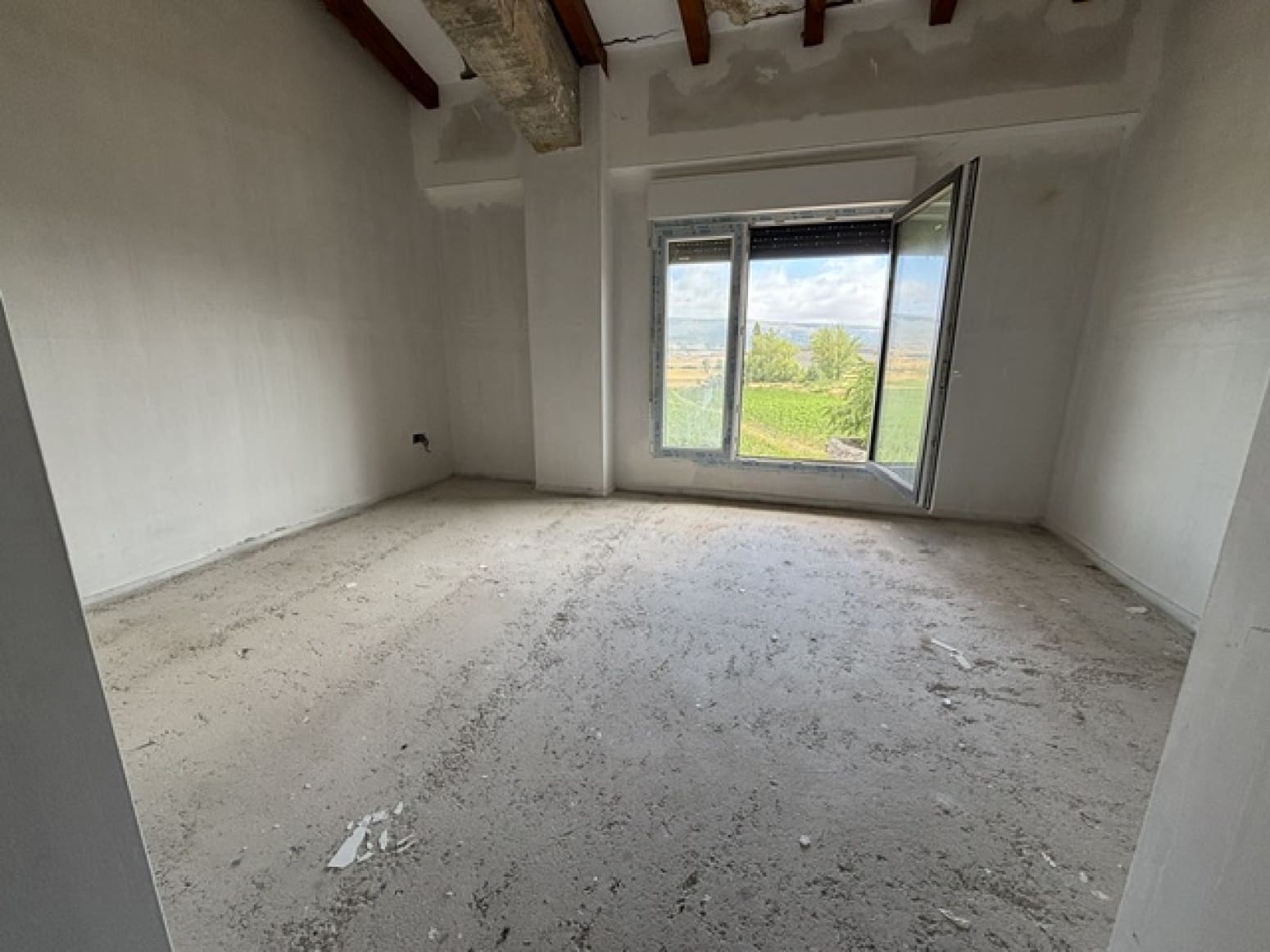 Chalet de 4 habitaciones en Valle de Valdelucio en venta con garaje - 110.000 € (Ref: 9978431)