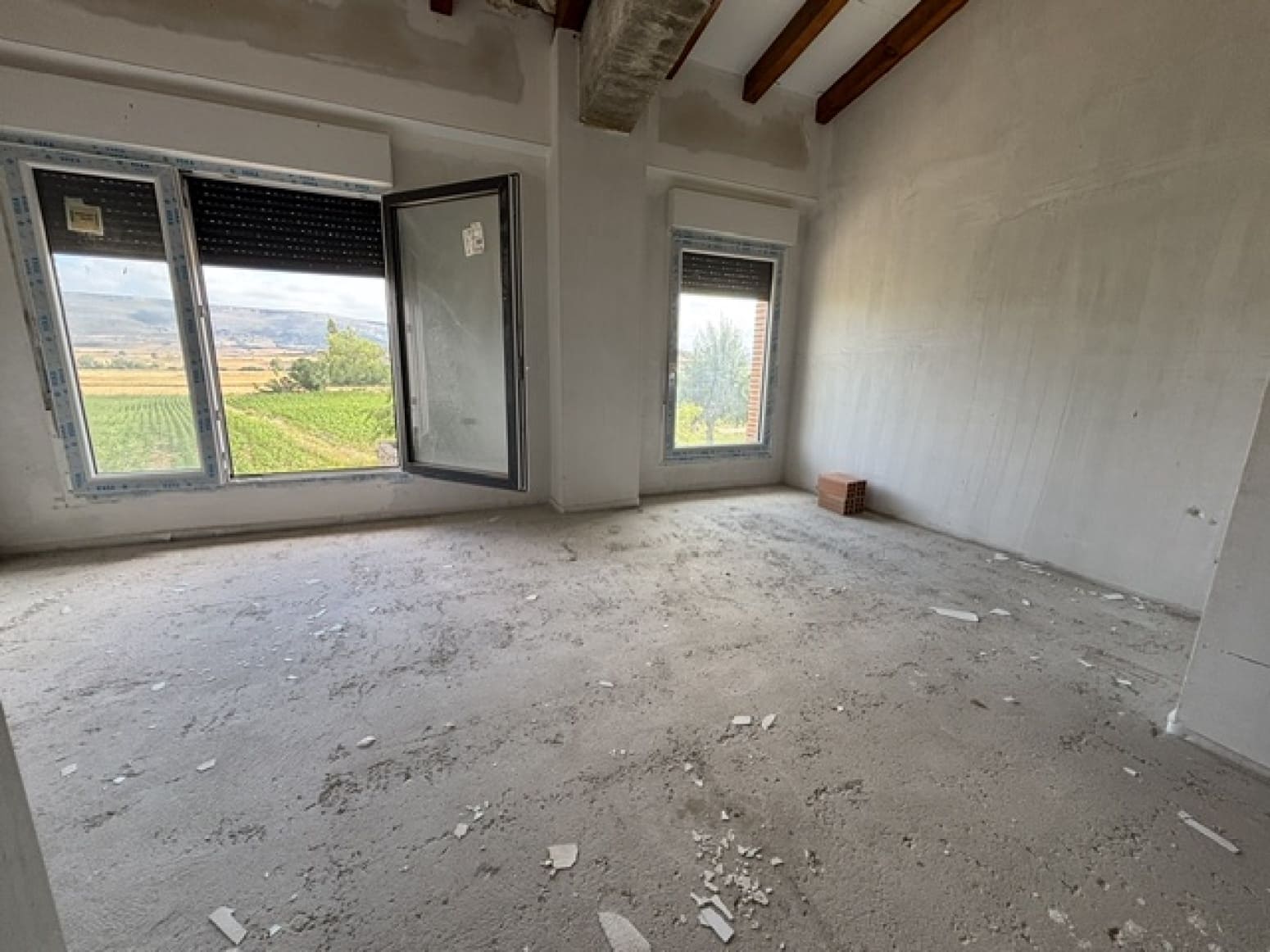 Chalet de 4 habitaciones en Valle de Valdelucio en venta con garaje - 110.000 € (Ref: 9978431)